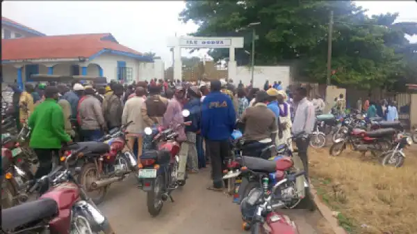 Sympathizers Storm The Palace Of The Late Ooni Of Ife [See Photos]